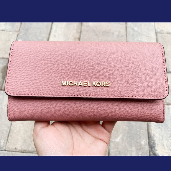 Michael Kors Handbags - 👛💕Michael Kors Trifold Wallet Rose Pink Saffiano
